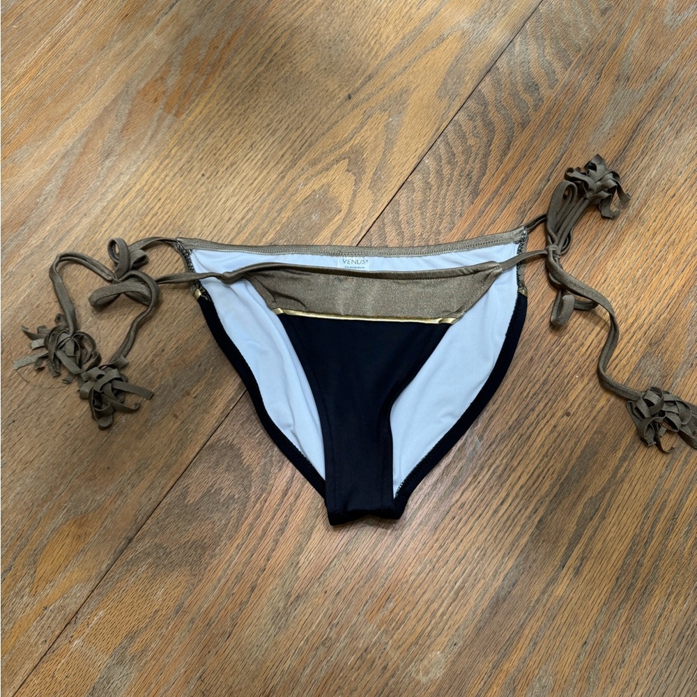 Venus bikini bottom size 4 NWOT